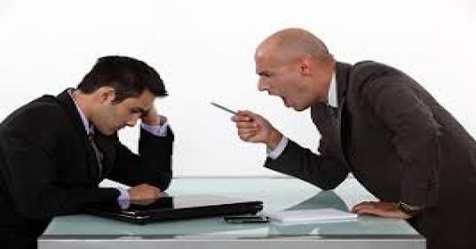 با همکاری که قصد تخریب‌مان را دارد چه کنیم؟