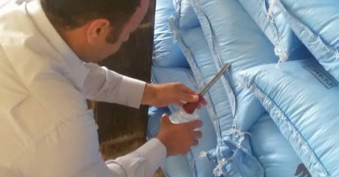 نمونه گیری از کود اوره ارسالی به انبار کارگزار استان ایلام
