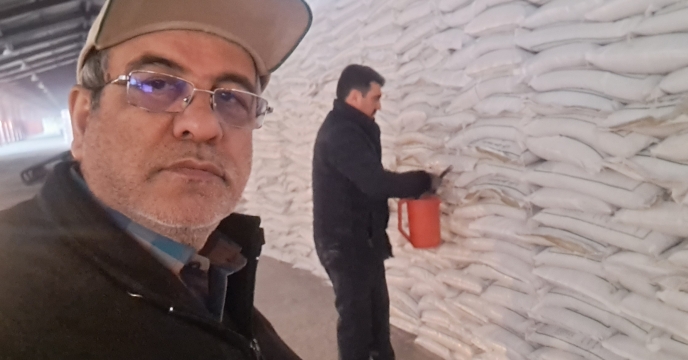 نمونه برداری از کودهای ارسالی کود وسم بافق در انبار سازمانی