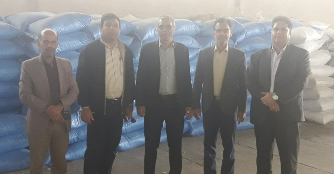 حضور مدیر و معاون شرکت خدمات حمایتی کشاورزی استان اصفهان  در کارگزاری های توزیع کود شیمیایی شهرستان کاشان 