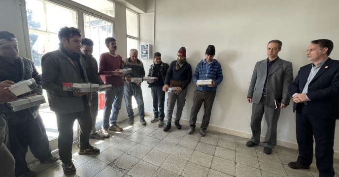 دیدار مهندس عطایی مدیریت و مهندس بدیع مسئول بازرگانی شرکت با کارگران انبار کارخانه بذر استان  