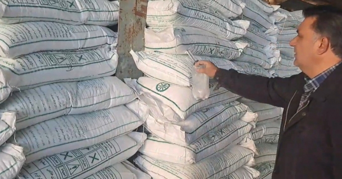 نمونه برداری از کود پتاس در انبار سازمانی شرکت انجام شد