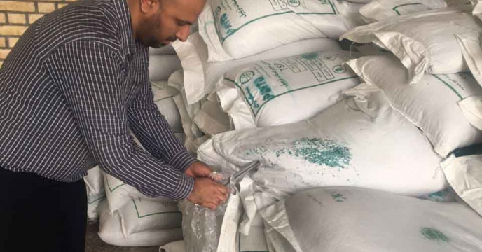 اجرای فرآیند کنترل و کیفی نمونه برداری از کود سوپرفسفات تریپل در انبار مرکزی آستانه اشرفیه گیلان