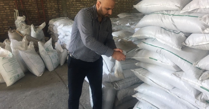 اجرای فرآیند کنترل و کیفی نمونه برداری از کود سولفات پتاسیم گرانوله در انبار مرکزی آستانه اشرفیه گیلان