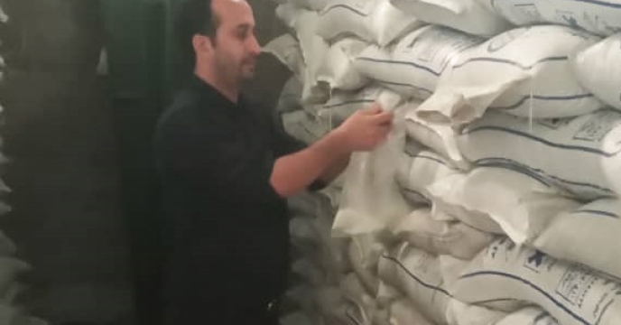 اجرای فرآیند کنترل و کیفی نمونه برداری از کود سولفات پتاسیم گرانوله در انبار مرکزی رشت گیلان