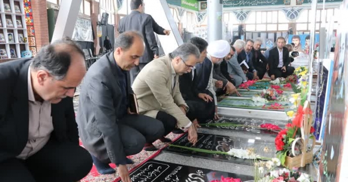 همزمان با آغاز هفته جهاد کشاورزی مدیر شرکت خدمات حمایتی کشاورزی استان گیلان در گلزار شهدای رشت حضور یافت