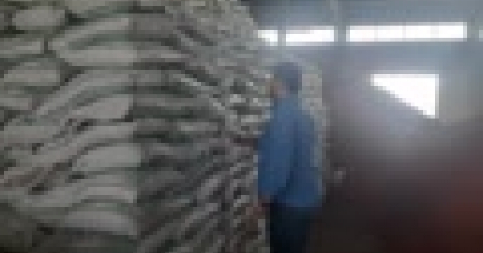 اجرای فرآیند کنترل و کیفی نمونه برداری از کود سولفات پتاسیم گرانوله در انبار مرکزی رشت