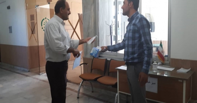 توزیع ماسک و ضد عفونی دست های ارباب رجوع در استان آذربایجان غربی