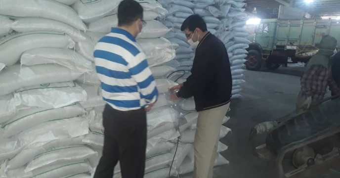نمونه برداری کود سوپر فسفات تریپل ارسالی از بندر عباس به انبار سازمانی کود استان آذربایجان غربی 