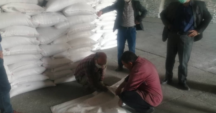 نمونه برداری کود نیترات آمونیم فسفات رسیده به انبار از شرکت صدر شیمی 
