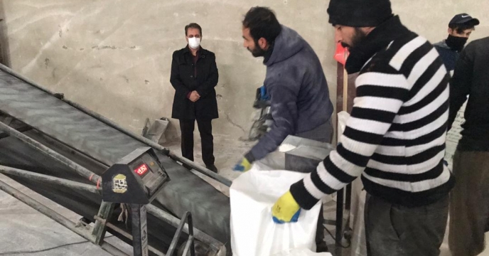 کیسه گیری مقدار 45 تن کود اوره فله در انبارکود استان آذربایجان غربی 