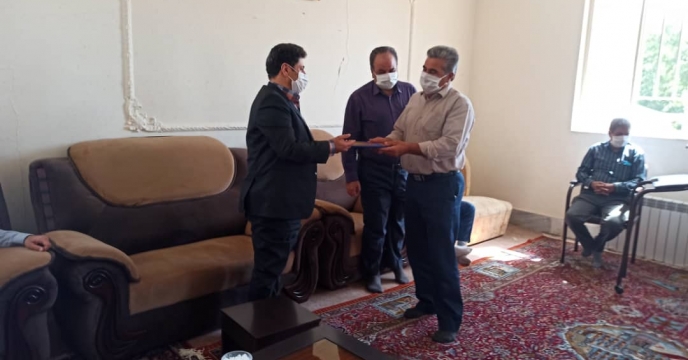 تجلیل از کارمند بازنشسته 