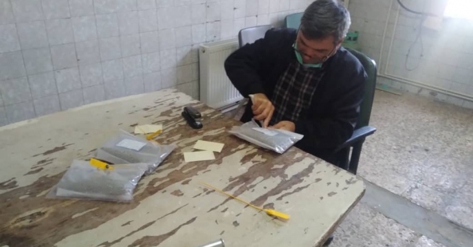 عملیات نمونه برداری از کود ارسالی به انبار مرکزی