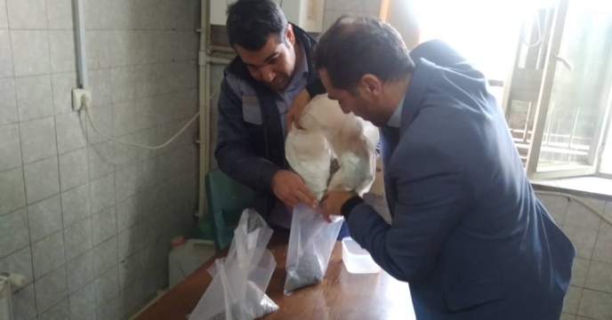 عملیات نمونه برداری از کود ارسالی به انبار مرکزی