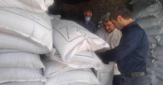 نمونه برداری از پارت دوم کود در انبار مرکزی استان تهران