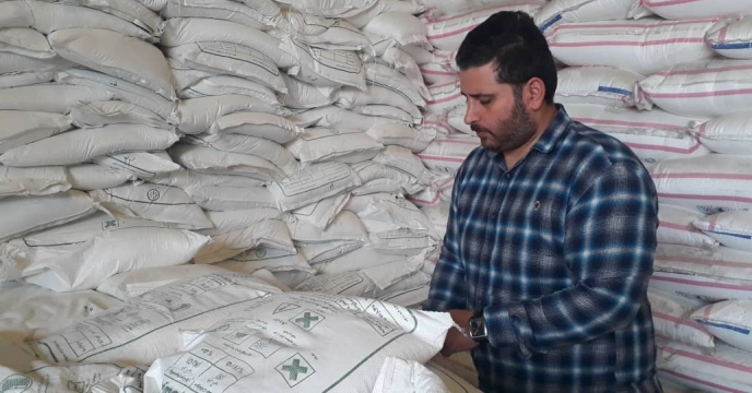 اجرای فرآیند کنترل و کیفی نمونه برداری از کود سولفات پتاسیم گرانوله در انبار مرکزی رشت
