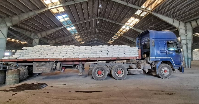 افزایش بهره وری زمین های کشاورزی شهرستان برخوار و میمه با توزیع بیش از 480 تن کود