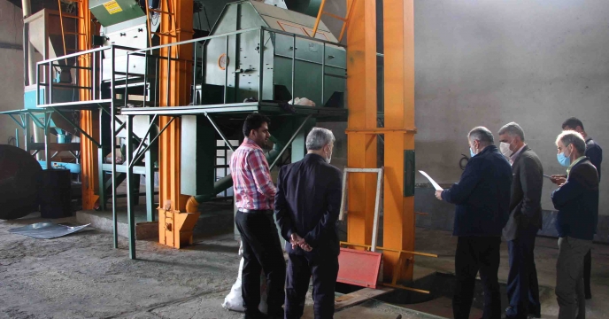 بازدید کارشناسان ماشین آلات از دستگاه بوجاری