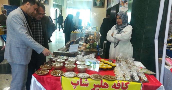 بازدید از نمایشگاه توانمندی های زنان روستایی و عشایری