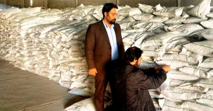 نمونه برداری از کود سوپرفسفات ساده گرانوله تولید شرکت ارکان جنوب در انبار مرکزی استان 