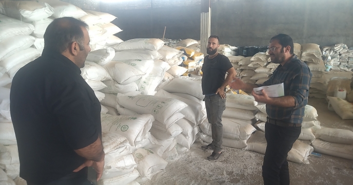 نظارت میدانی بر عملکرد انبار کارگزاری «حیدرآباد» در زمینه توزیع کودهای یارانه‌ای در استان قم
