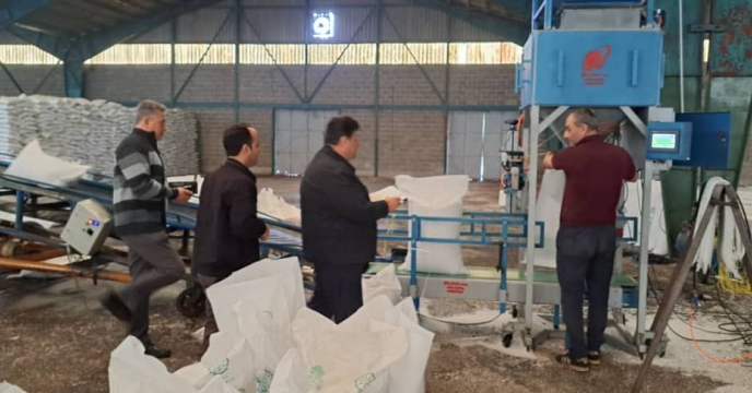 بازدید کارشناس امور ماشين آلات شرکت از فرآیند کیسه گیری نهاده کود کشاورزی در انبار مرکزی شرکت در استان گیلان 