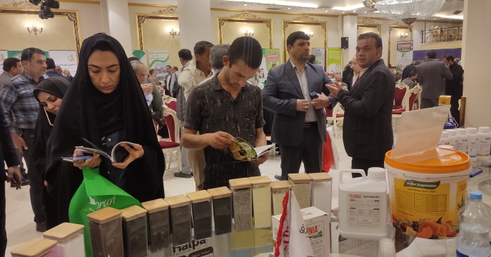 حضور مدیر و اعضای کشت و صنعت آب شیرین در همایش سبد کودی قم برای ارتقای کیفی محصولات