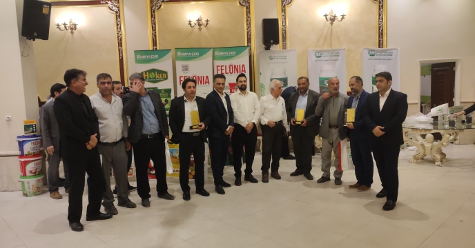 قدردانی از کارگزاران برتر توزیع نهاده قم در همایش سبد کودی