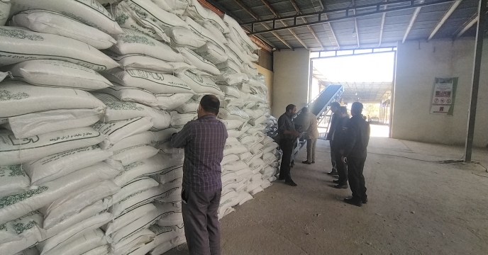 نمونه برداری از کودهای تولیدی شرکت میهن زاج در استان قم