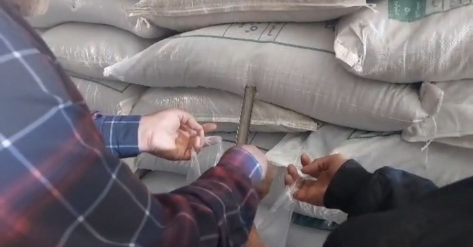 نمونه برداری کود کشاورزی از انبار سازمانی شرکت خدمات حمایتی کشاورزی استان کهگیلویه و بویراحمد