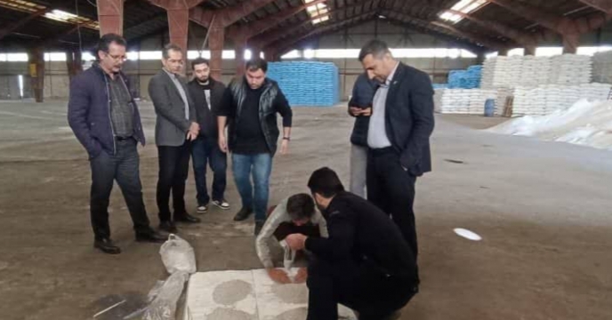 نمونه برداری ازکود سوپر فسفات ساده ارسالی از ارکان شیمی جنوب در انبار سازمانی گرگان 