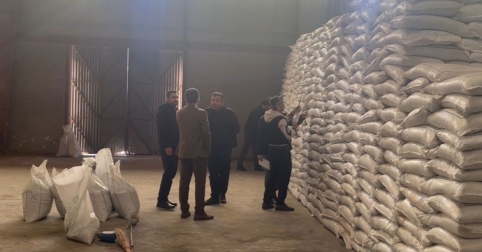 عملیات نمونه برداری از کود سوپر فسفات ساده گرانوله پارت ۵۱ و ۵۶ شرکت تولید کننده کود و سم بافق