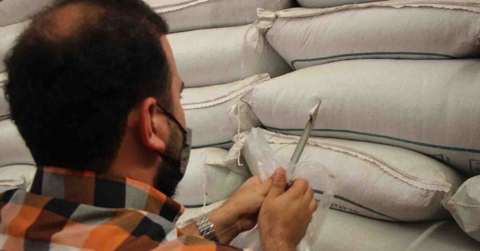 اجرای فرآیند کنترل و کیفی نمونه برداری از کود سوپر فسفات تریپل در انبار مرکزی