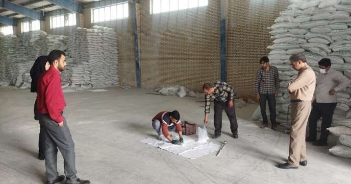 نمونه برداری از کود سولفات پتاسیم گرانوله در انبار شرکت خدمات حمایتی کشاورزی خراسان جنوبی