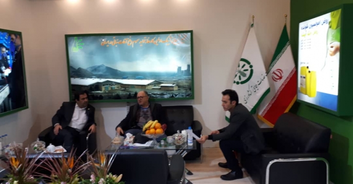 بازدید مدیرشرکت خدمات حمایتی کشاورزی استان تهران از غرفه مجتمع شیمیائی آبیک درهفتمین نمایشگاه تخصصی نهاده های کشاورزی بوستان گفتگو 
