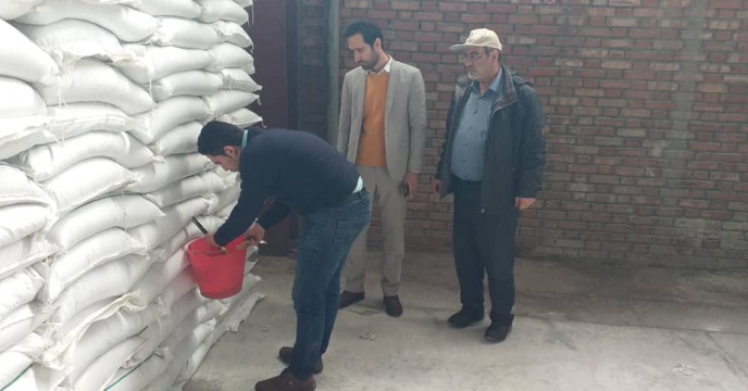 نمونه برداری از کود کلرور پتاسیم پودری در انبار سازمانی شرکت خدمات حمایتی کشاورزی استان آذربایجان شرقی