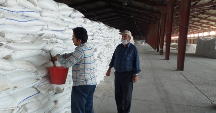 نمونه برداری از کودهای سولفات  پتاسیم کیسه در انبار سی هزار تنی کود  استان آذربایجان شرقی