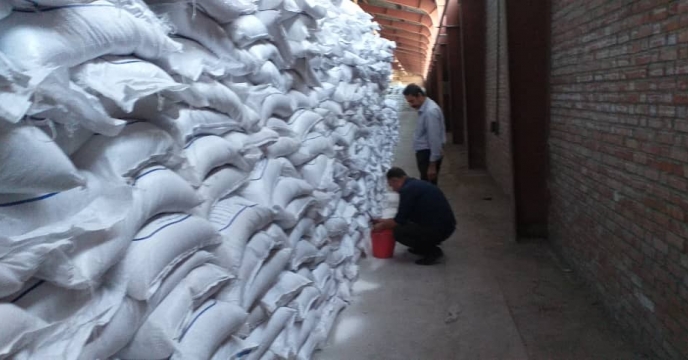 نمونه برداری از کودهای کلرورپتاسیم پودری تولیدی شرکت فسفات کارون اصفهان در انبار سازمانی استان آذربایجان شرقی
