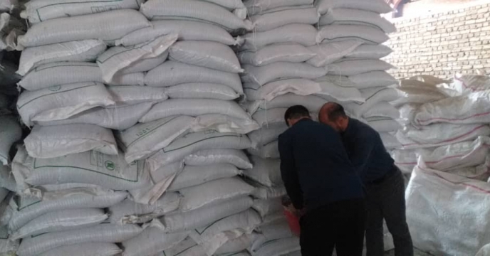 نمونه برداری از کودهای سوپرفسفات تریپل ارسالی از بندر امام در انبار سازمانی استان آذربایجان شرقی