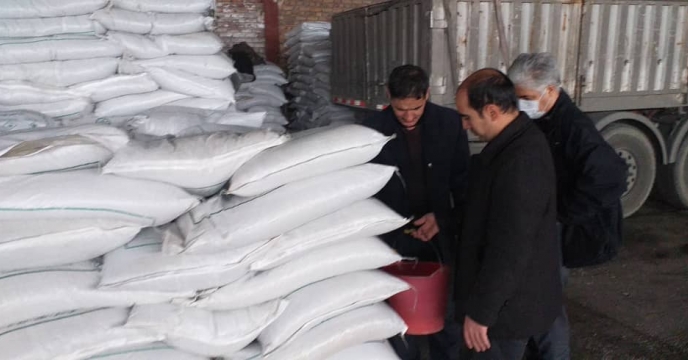 نمونه برداری از کودهای فسفاته 13% تولیدی شرکت کیمیا کود آناهیتا در انبار سازمانی استان آذربایجان شرقی