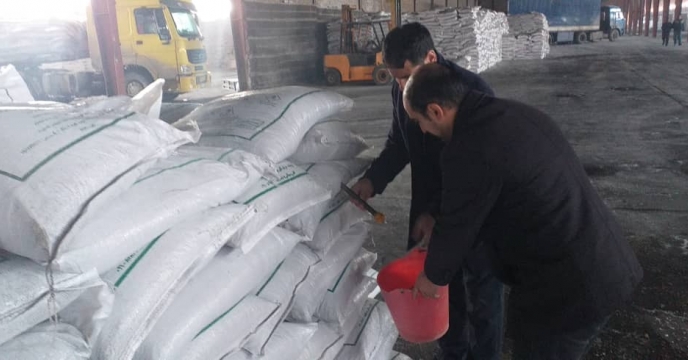 نمونه برداری از کودهای فسفاته 13% تولیدی شرکت گلبن بهار در انبار سازمانی استان آذربایجان شرقی