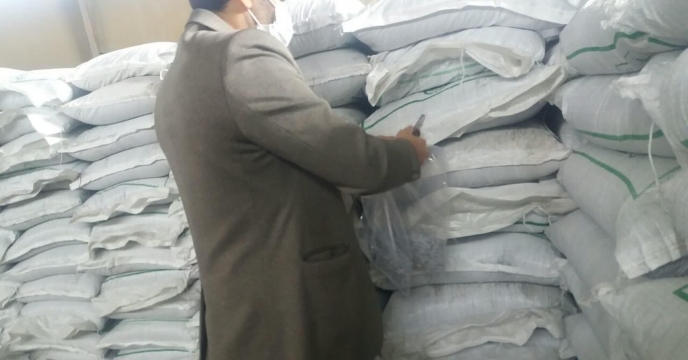عملیات نمونه برداری از کود سوپر فسفات تریپل بندر امام خمینی در شرکت خدمات حمایتی کشاورزی استان مرکزی 
