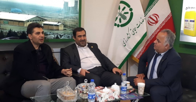 بازدید آقای مهندس علیزاده از غرفه مجتمع شیمیائی آبیک در نمایشگاه بوستان گفتگو تهران