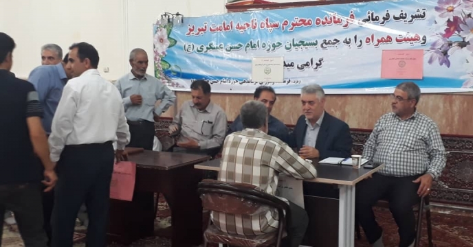 پاسخگویی به سوالات کشاورزان و بهره برداران  توسط مدیر و معاون فتی و تولیدی شرکت خدمات حمایتی کشاورزی  استان در میز خدمت