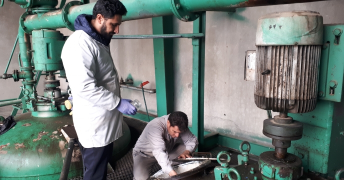 نمونه برداری از بچ 1  پارت 13 روغن ولک تولیدی مجتمع شیمیائی آبیک