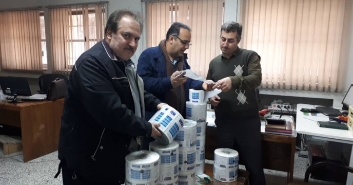 تائیدیه برجسب روغن ولک 80%  پس از چاپ توسط معاون بازرگانی ورئیس امور تولیدات مجتمع شیمیائی آبیک
