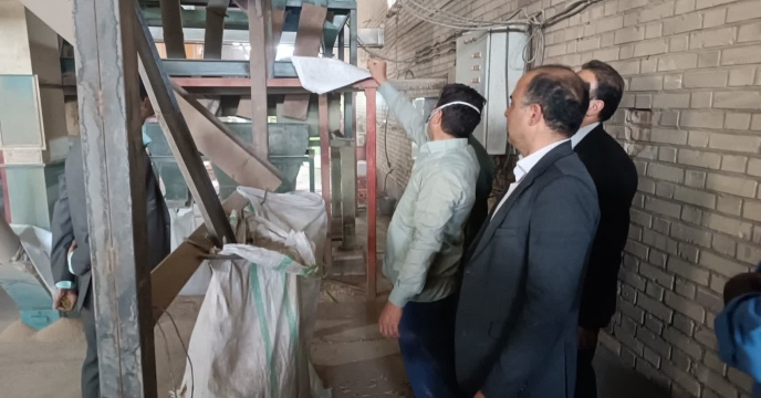 بازدید مدیر استان سمنان از عملیات بوجاری گندم در انبار سازمانی شهرستان سمنان