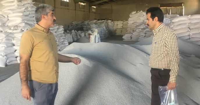 عملیات نمونه برداري از کود در انبارهای کارگزاران شهرستان خمین - استان مرکزی  