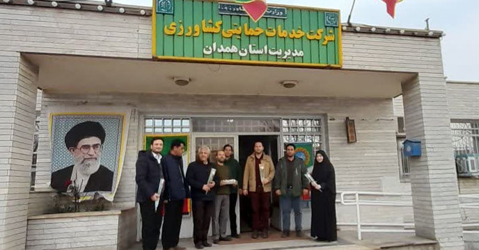 استقبال از کارکنان در روز اول دهه مبارک فجر با گل و شیرینی