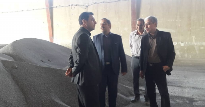 بازدید معاون سازمان جهاد کشاورزی از کیسه گیری کودهای فله استان قم